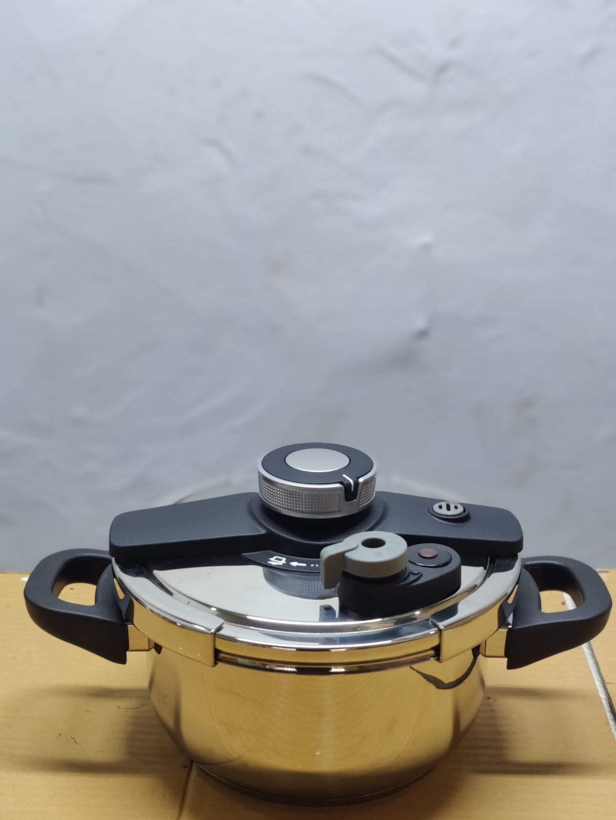 Imported Unique Pro 3 in 1 Stainless Steel Automatic Pressure Cooker - 4L + 6L